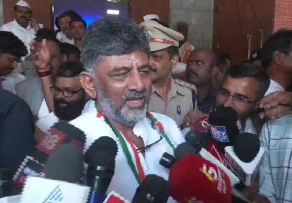 ಬೆಂಗಳೂರಿನ ಗಾಂಧಿ ಭವನದ ಬಳಿ ಸುದ್ದಿಗಾರರೊಂದಿಗೆ ಮಾತನಾಡುತ್ತಿರುವ ಡಿ.ಕೆ. ಶಿವಕುಮಾರ್