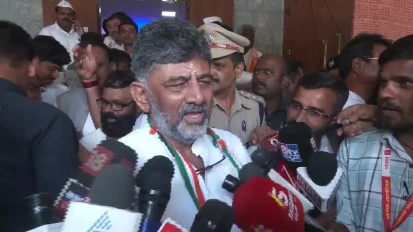 ಬೆಂಗಳೂರಿನ ಗಾಂಧಿ ಭವನದ ಬಳಿ ಸುದ್ದಿಗಾರರೊಂದಿಗೆ ಮಾತನಾಡುತ್ತಿರುವ ಡಿ.ಕೆ. ಶಿವಕುಮಾರ್