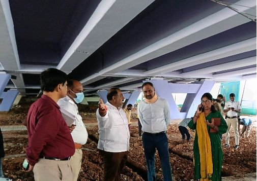 ಸಿಲ್ಕ್ ಬೋರ್ಡ್ ಮೇಲ್ಸೇತುವೆ ಕೆಳಗಿನ ಕಾಮಗಾರಿಗಳನ್ನು ಪರಿಶೀಲಿಸುತ್ತಿರುವ ಅಧಿಕಾರಿಗಳು
