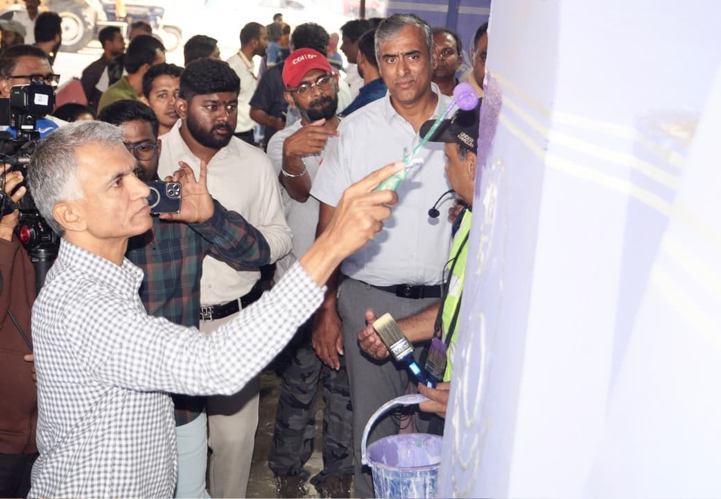 ಸಿಲ್ಕ್ ಬೋರ್ಡ್ ಜಂಕ್ಷನ್‌ನಲ್ಲಿ ವಾರ್ಡ್ ಒನ್ ಅಭಿಯಾನಕ್ಕೆ ಚಾಲನೆ ನೀಡಲು ಮೇಲ್ಸೇತುವೆಯ ಪಿಲ್ಲರ್‌ಗೆ ಬಣ್ಣ ಬಳಿಯುತ್ತಿರುವ ಕೃಷ್ಣ ಬೈರೇಗೌಡ.