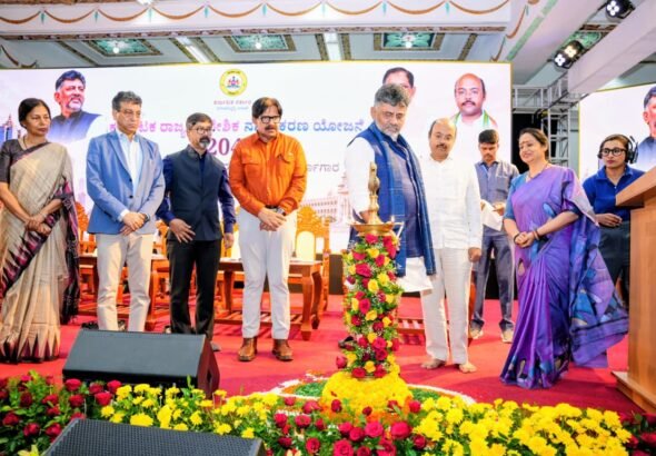 ವಿಧಾನಸೌಧದಲ್ಲಿ ಕರ್ನಾಟಕ ಪ್ರಾದೇಶಿಕ ನಗರೀಕರಣ ಯೋಜನೆ 2047ರ ವರದಿ ಬಿಡುಗಡೆ ಕಾರ್ಯಕ್ರಮದಲ್ಲಿ ಅಧಿಕಾರಿಗಳೊಂದಿಗೆ ಮುಖ್ಯಮಂತ್ರಿ ಡಿ.ಕೆ. ಶಿವಕುಮಾರ್.