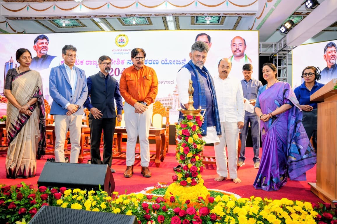 ವಿಧಾನಸೌಧದಲ್ಲಿ ಕರ್ನಾಟಕ ಪ್ರಾದೇಶಿಕ ನಗರೀಕರಣ ಯೋಜನೆ 2047ರ ವರದಿ ಬಿಡುಗಡೆ ಕಾರ್ಯಕ್ರಮದಲ್ಲಿ ಅಧಿಕಾರಿಗಳೊಂದಿಗೆ ಮುಖ್ಯಮಂತ್ರಿ ಡಿ.ಕೆ. ಶಿವಕುಮಾರ್.