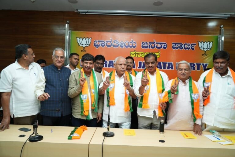 ಬಿಜೆಪಿ ನಾಯಕರೊಂದಿಗೆ ಮಾಧ್ಯಮಗಳಿಗೆ ಮಾತನಾಡುತ್ತಿರುವ ಬಿ ಎಸ್ ಯಡಿಯೂರಪ್ಪ.
