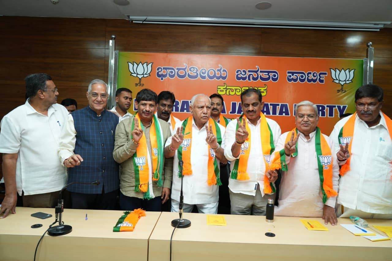 ಬಿಜೆಪಿ ನಾಯಕರೊಂದಿಗೆ ಮಾಧ್ಯಮಗಳಿಗೆ ಮಾತನಾಡುತ್ತಿರುವ ಬಿ ಎಸ್ ಯಡಿಯೂರಪ್ಪ.